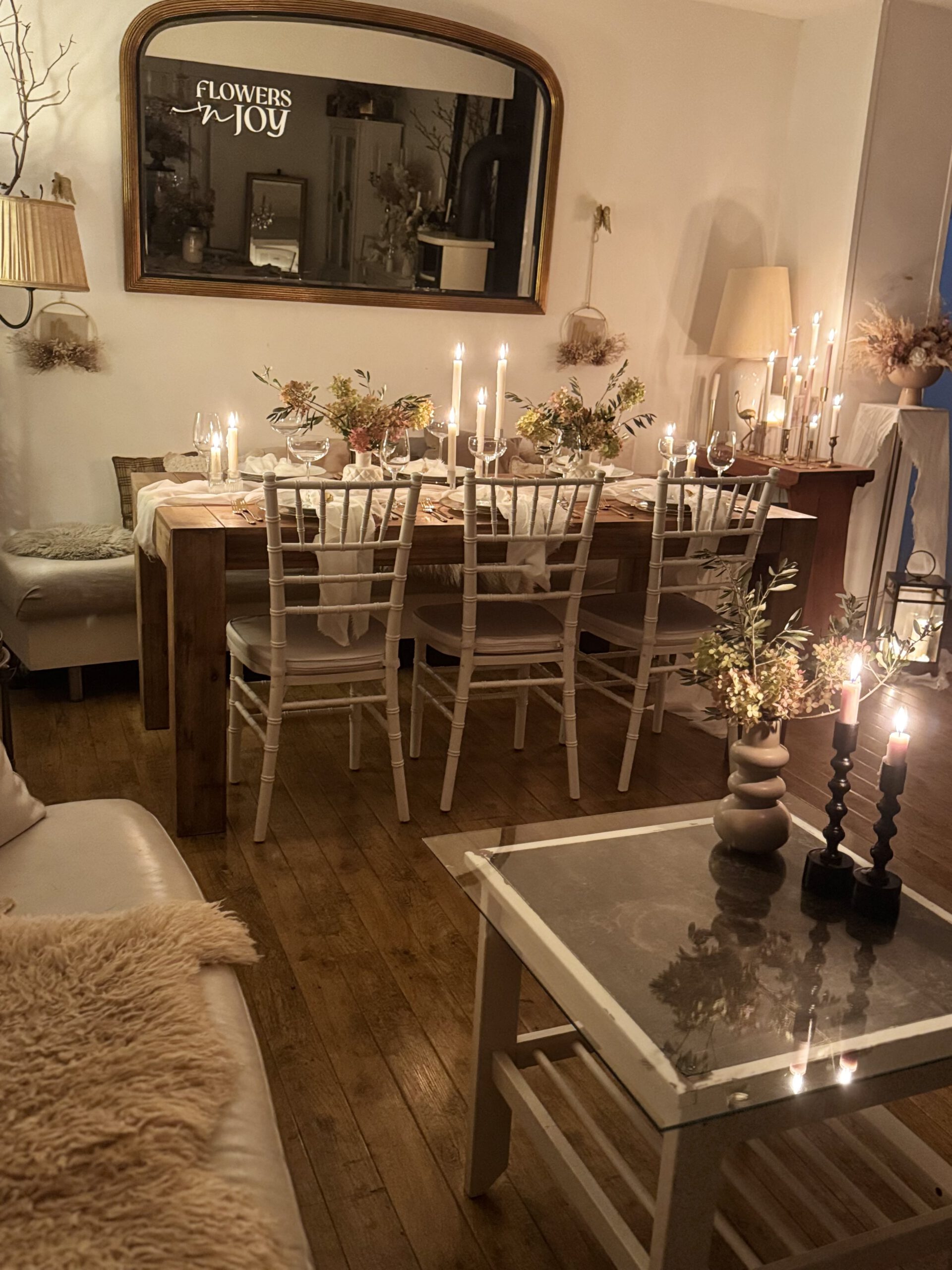 Festlich gedeckte Tafel mit Kerzenlicht im gemütlichen Kaminzimmer von FLOWERS n JOY in Erkrath