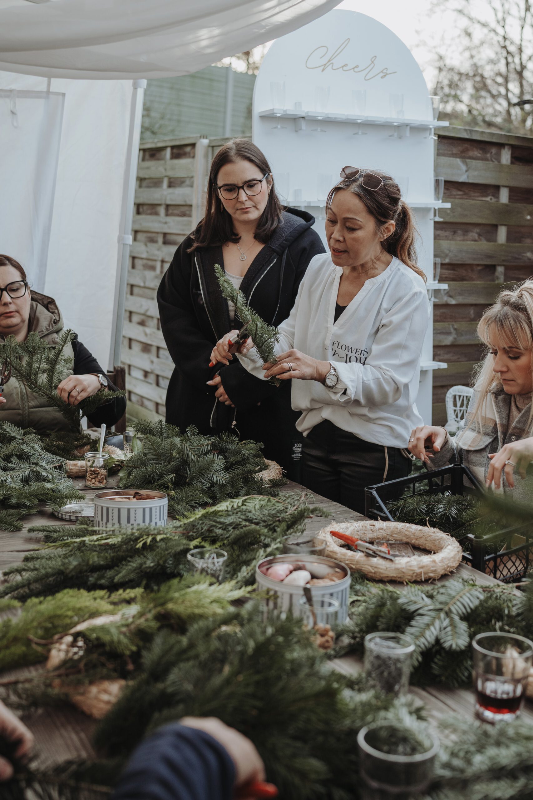 Adventskranz-Workshop mit Teilnehmerinnen und persönlicher floraler Anleitung bei FLOWERS n JOY in Erkrath